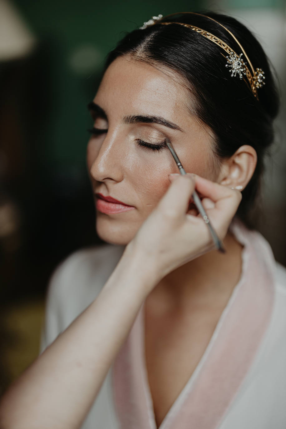 Fotos: June, la novia asturiana que se casó con una capa de 150 flores bordadas de Alicia Rueda