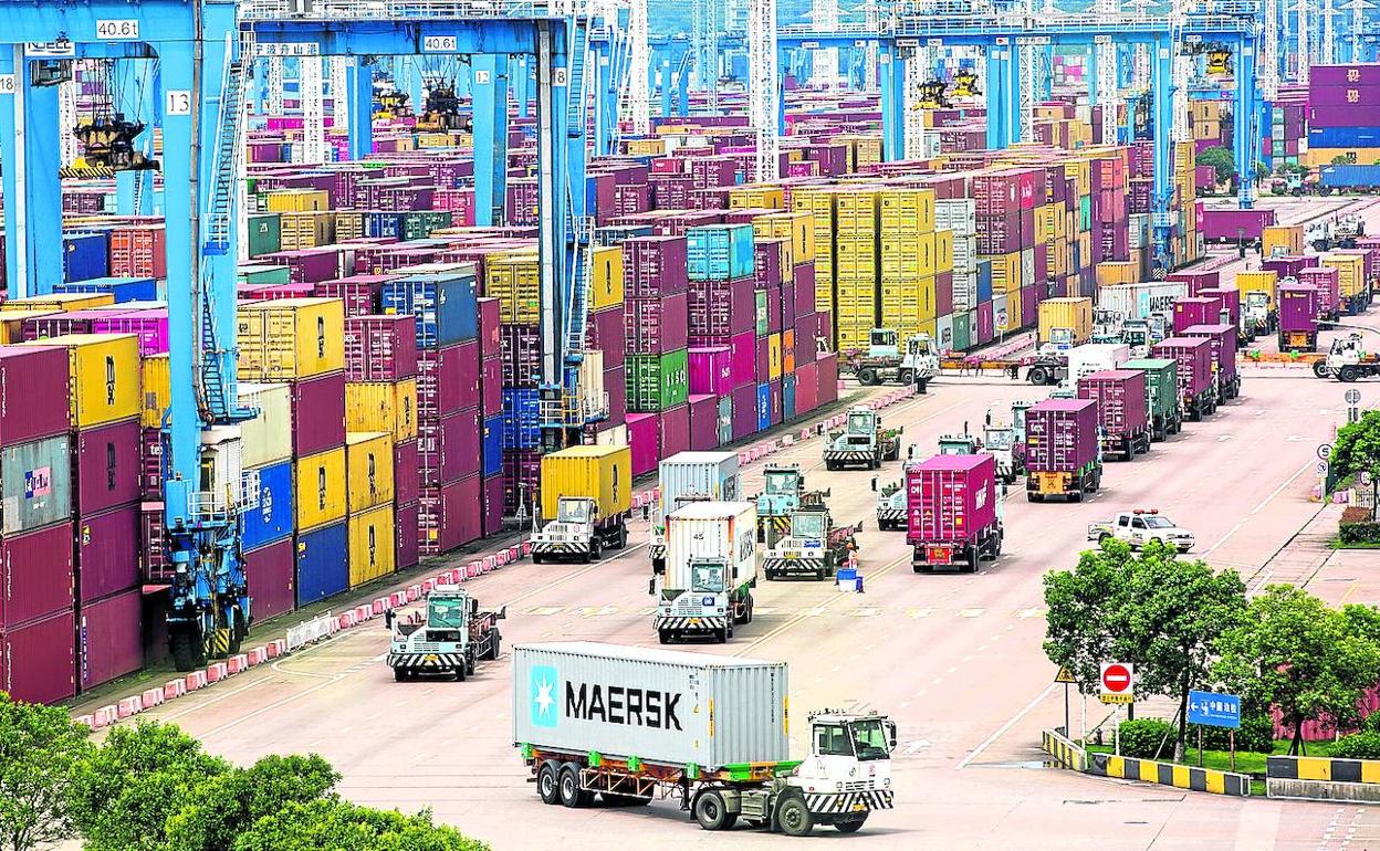 Puertos como el de Ningbo se han visto afectados por las restricciones para frenar los brotes. 