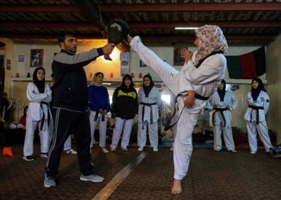 Imagen secundaria 1 - Las deportistas junto a su entrenador, Nematullah Habibi. 