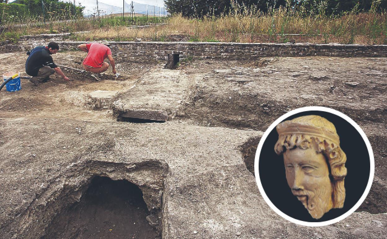 Arqueólogos ajenos a esta información excavan en el yacimiento romano de Arkaia; en el detalle, la escultura del Baco de Arkaia.