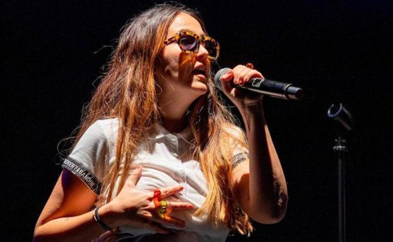 La artista Rigoberta Bandini durante una actuación