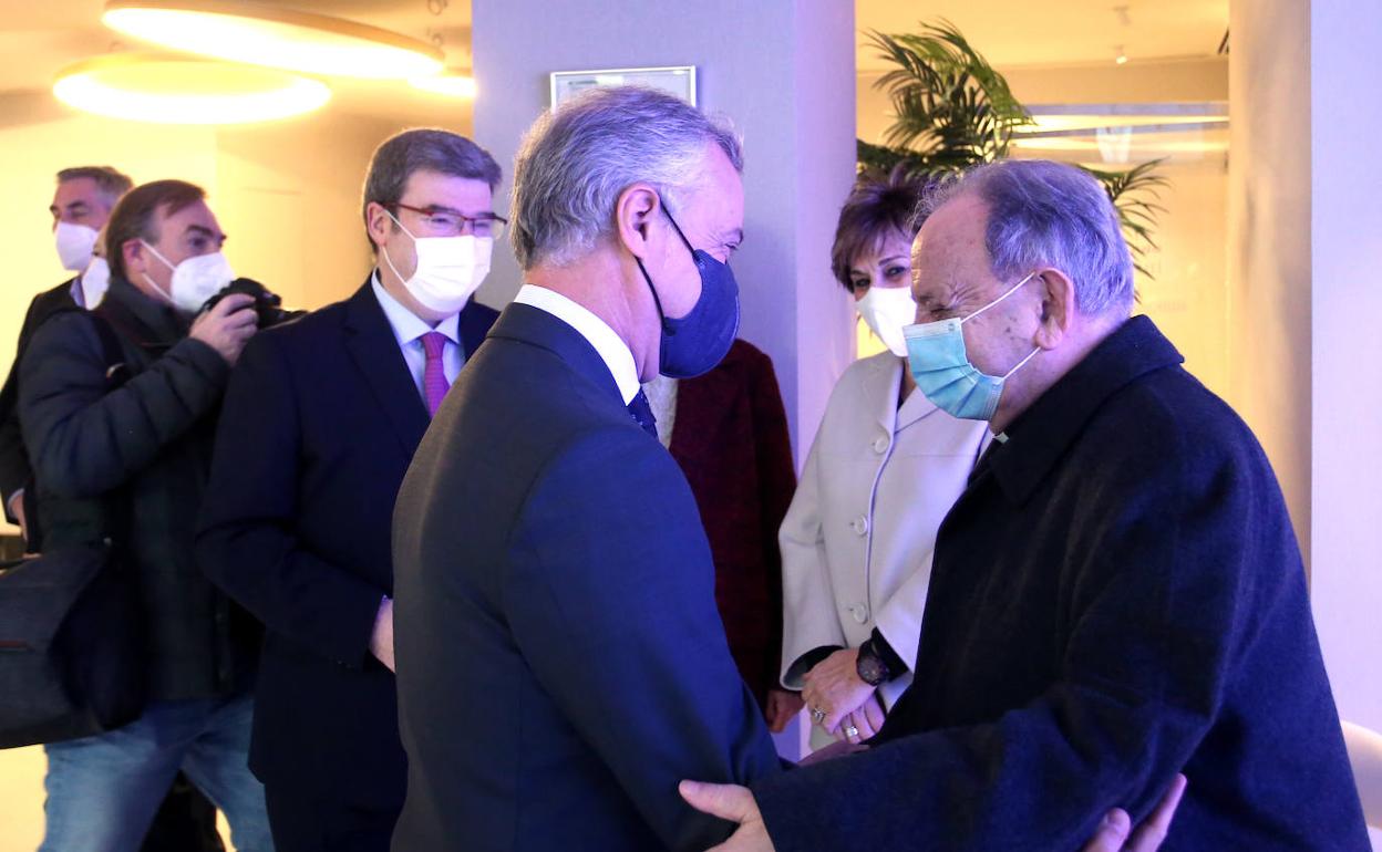 Urkullu saluda a Uriarte a su llegada al evento organizado por la diócesis de Bilbao.