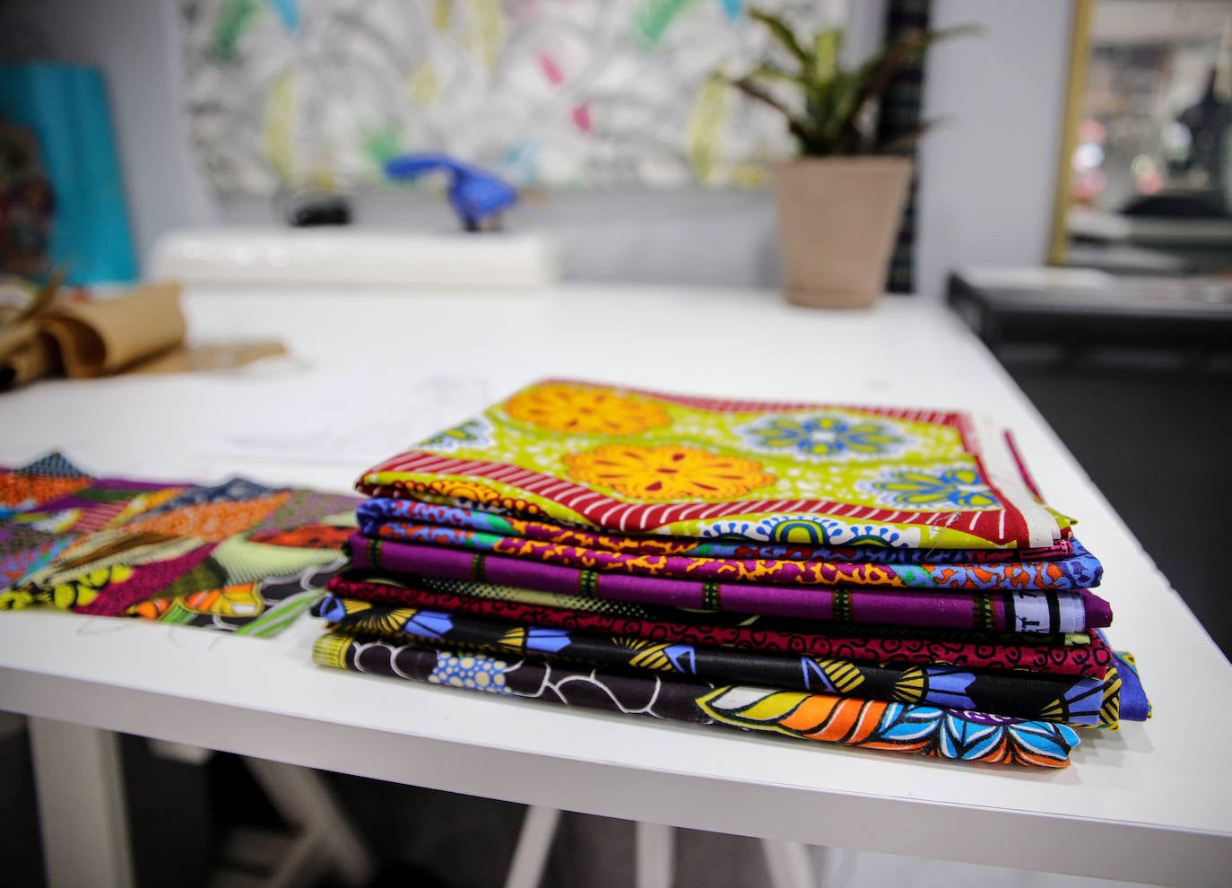 Fotos: El sueño de Saidou, el diseñador de moda que ha abierto una tienda-taller en Santutxu