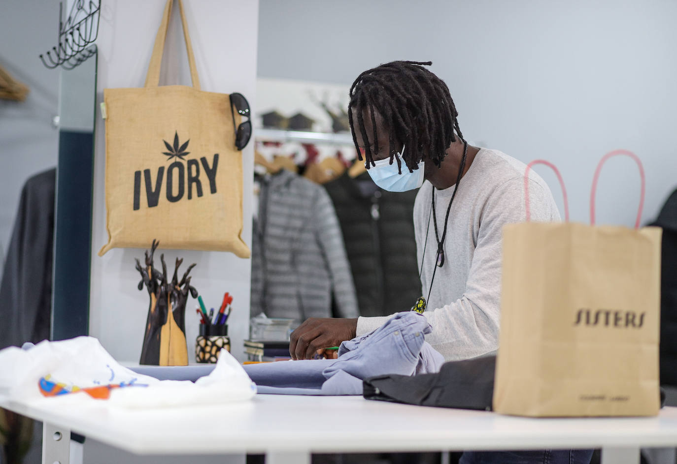 Fotos: El sueño de Saidou, el diseñador de moda que ha abierto una tienda-taller en Santutxu