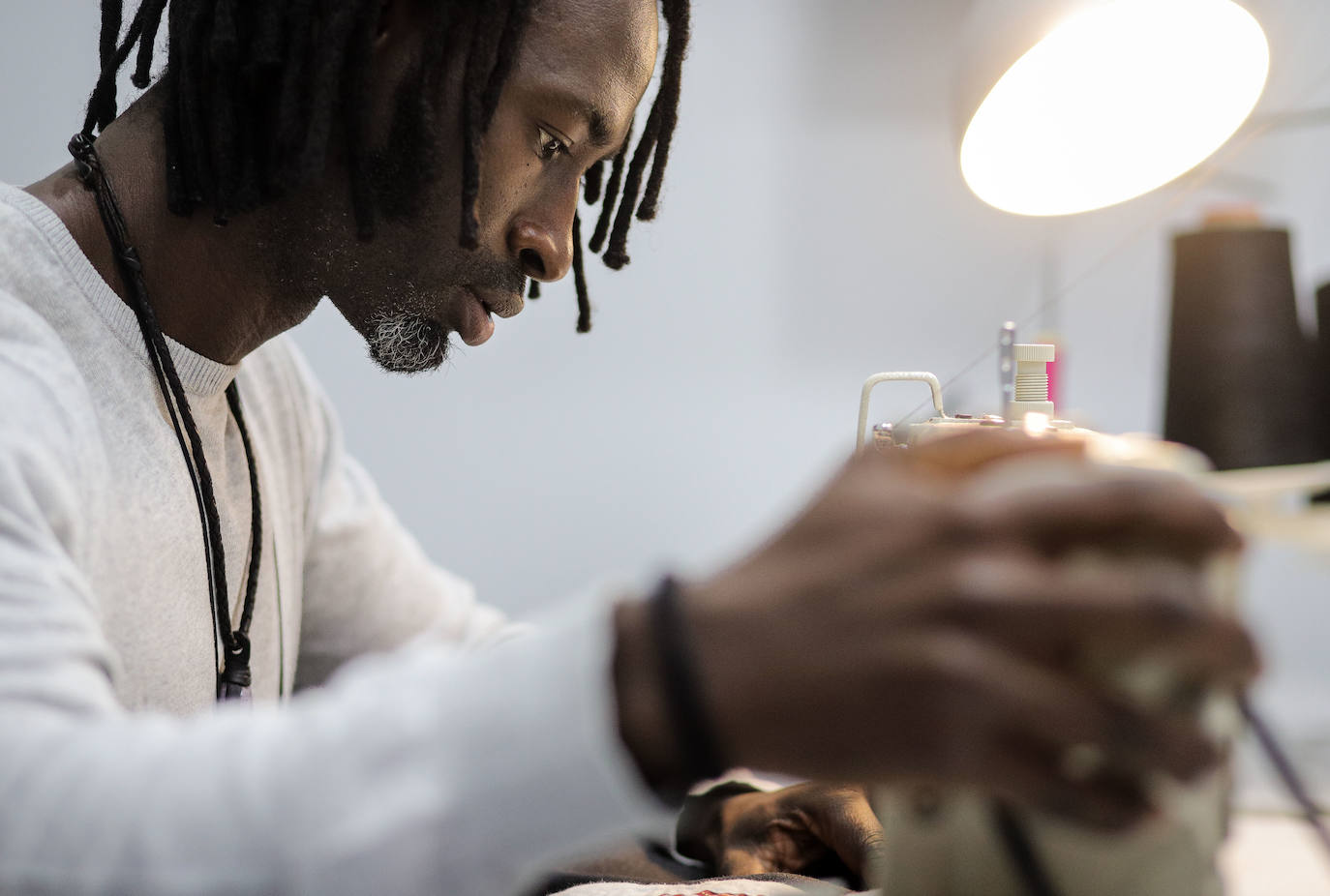 Fotos: El sueño de Saidou, el diseñador de moda que ha abierto una tienda-taller en Santutxu