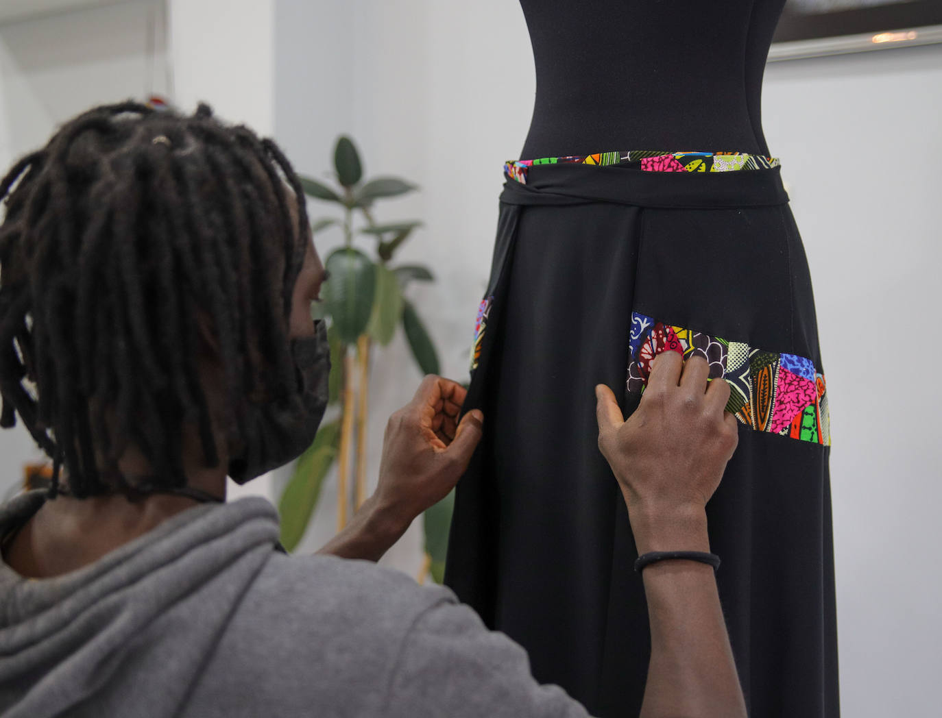 Fotos: El sueño de Saidou, el diseñador de moda que ha abierto una tienda-taller en Santutxu