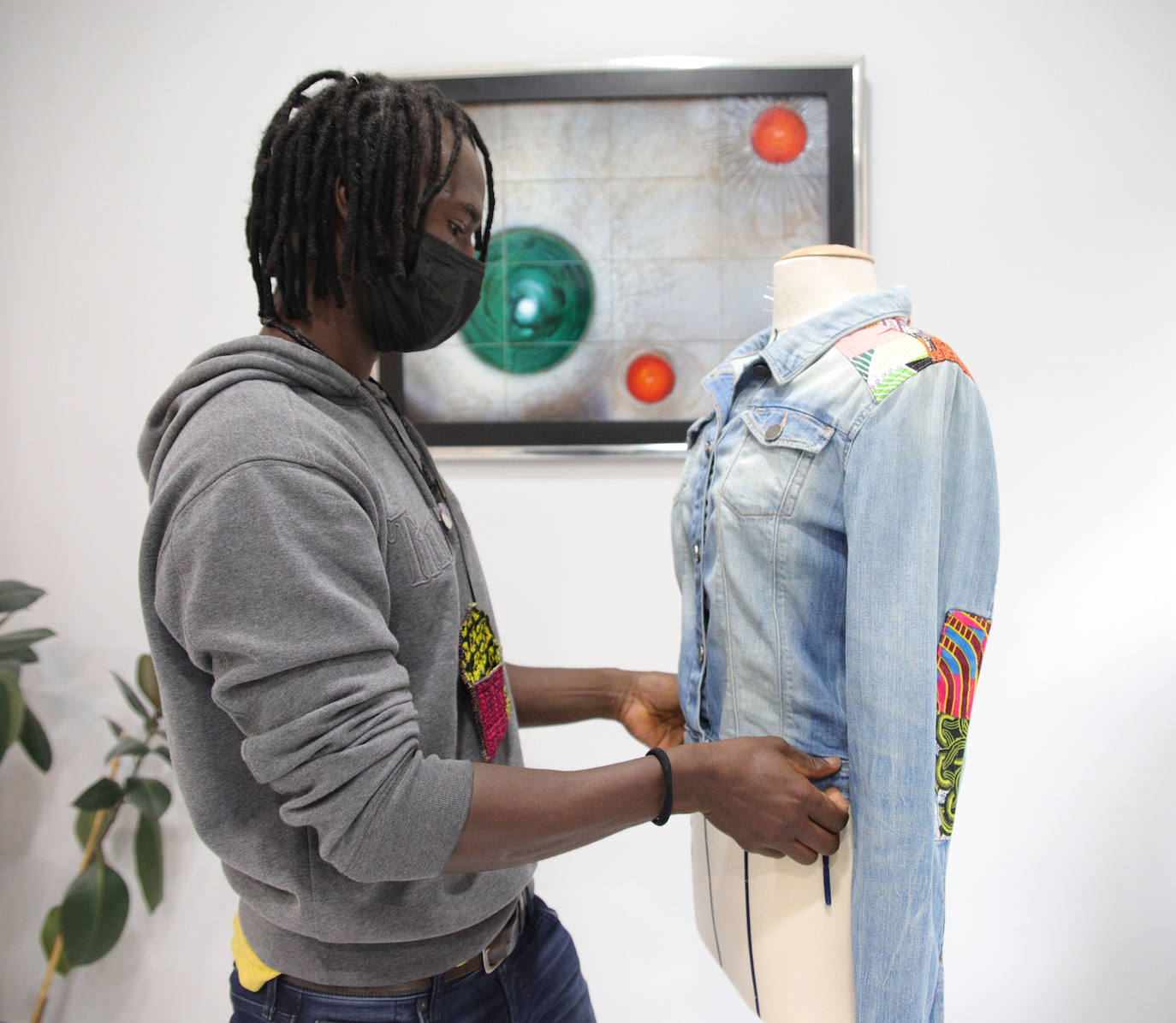 Fotos: El sueño de Saidou, el diseñador de moda que ha abierto una tienda-taller en Santutxu