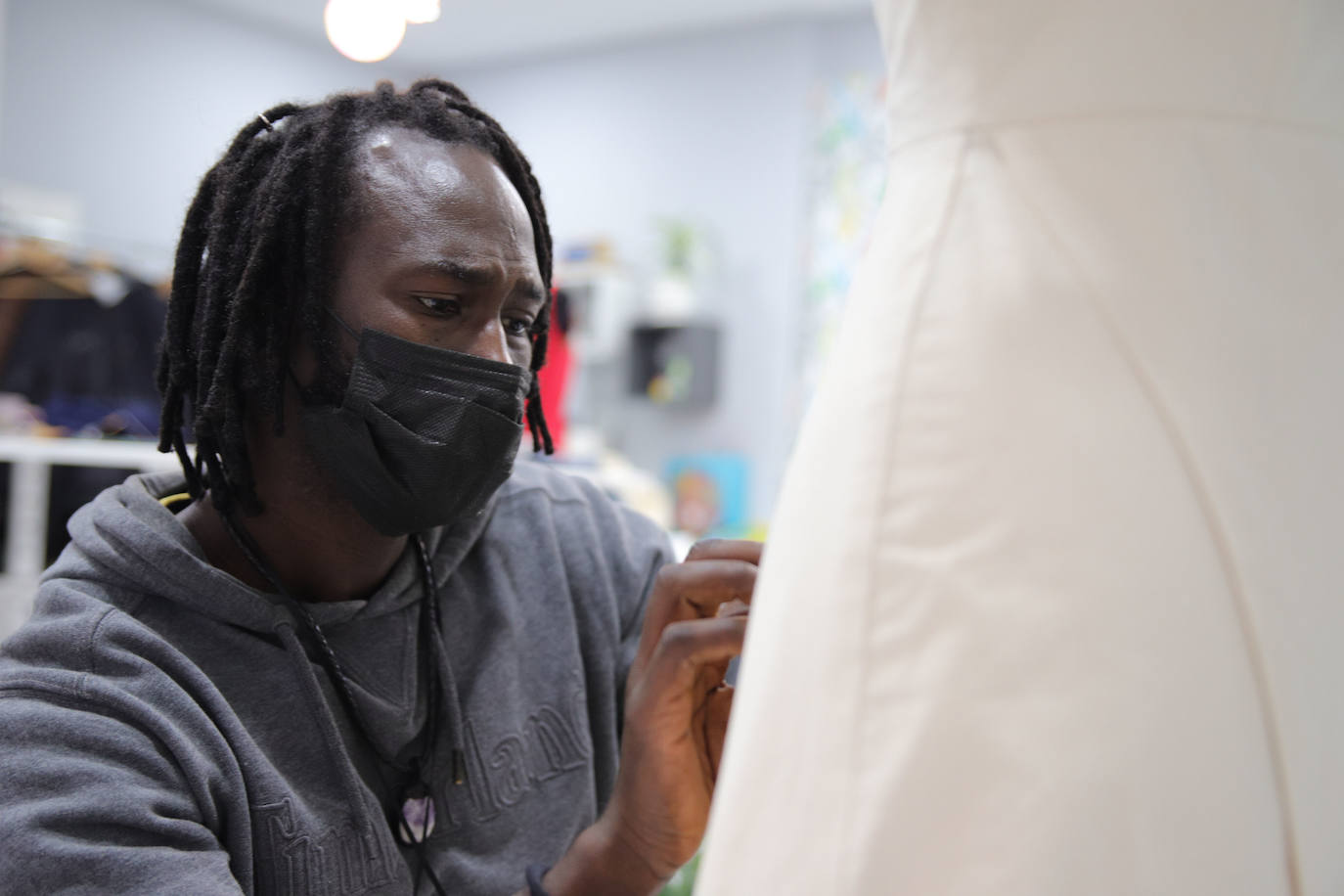 Fotos: El sueño de Saidou, el diseñador de moda que ha abierto una tienda-taller en Santutxu