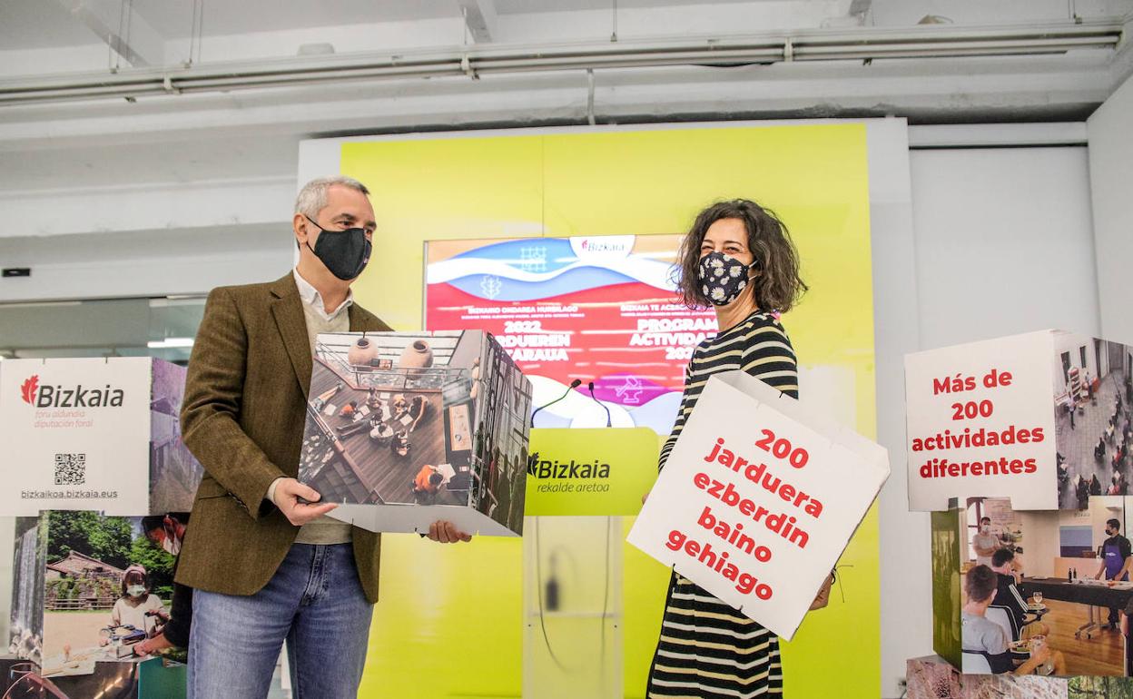 Lorea Bilbao y Asier Madarieta han presentado la programación de los museos forales. 
