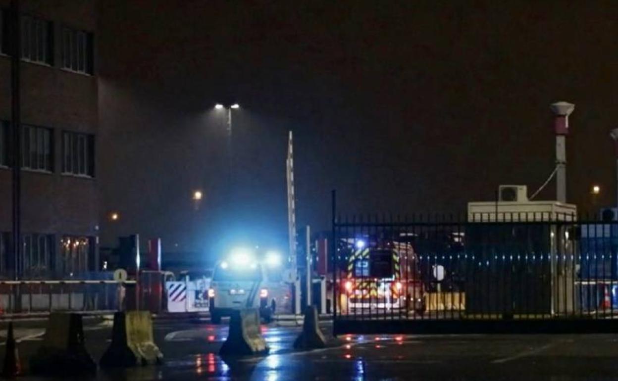 Una ambulancia y un coche patrulla minutos después de que el camión de Ion Stan cayera a las aguas del puerto belga de Beveren. 