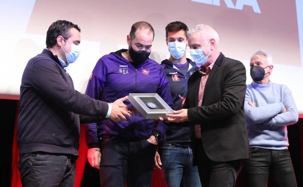 Los representantes de Sotera reciben el galardón de manos de Ángel Pereda.