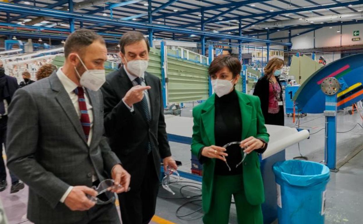 La ministra de Política Territorial y el delegado del Gobierno han visitado la planta de Aernova en Berantevilla. 