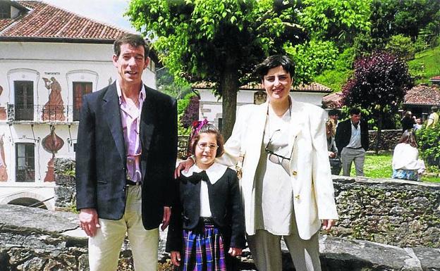 Eugenio Olaciregui y Coro Villarta con su hija mayor, Ainara, en una foto del álbum familiar. 