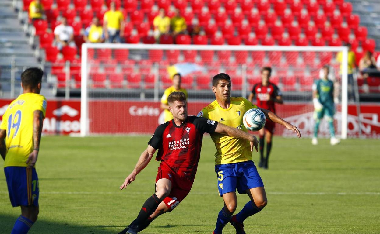 Jon Ander Garrido intenta llevarse el balón ante la oposición de Mario Barco durante el choque disputado en agosto de 2019 en Anduva. 