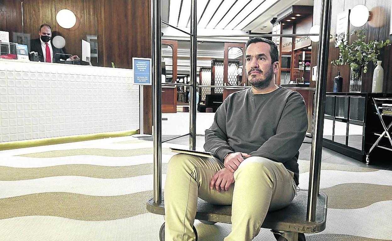 «Vengo del rural pero también soy contemporáneo y moderno, dice el poeta navarro Hasier Larretxea. 