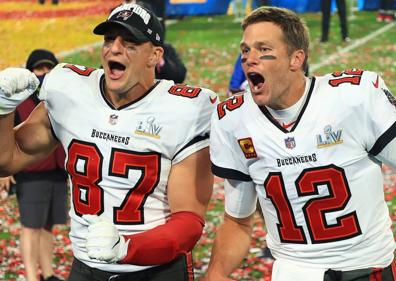 Imagen secundaria 1 - Arriba, Tom Brady besa a su mujer, Gisele Bündchen, tras ganar la Super Bowl LV. En las otras dos imágenes, celebrando junto a Rob Gronkowski el título que conquistó con los Buccaneers y festejando una de las Super Bowls que ganó con los Patriots. 