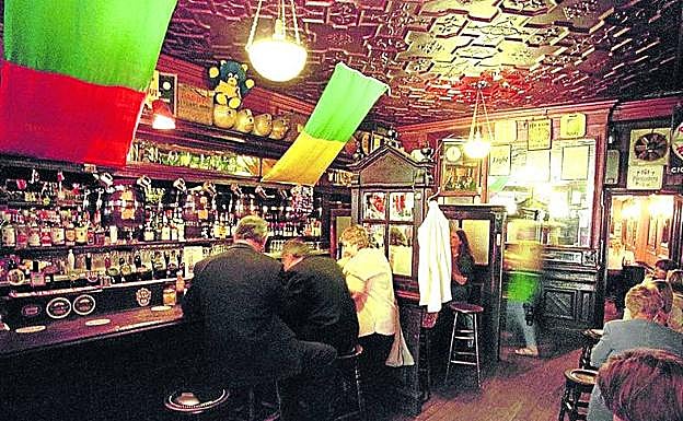 Dublingo pub bat, non liburuko eszena bat gertatzen den, gaur egun. 