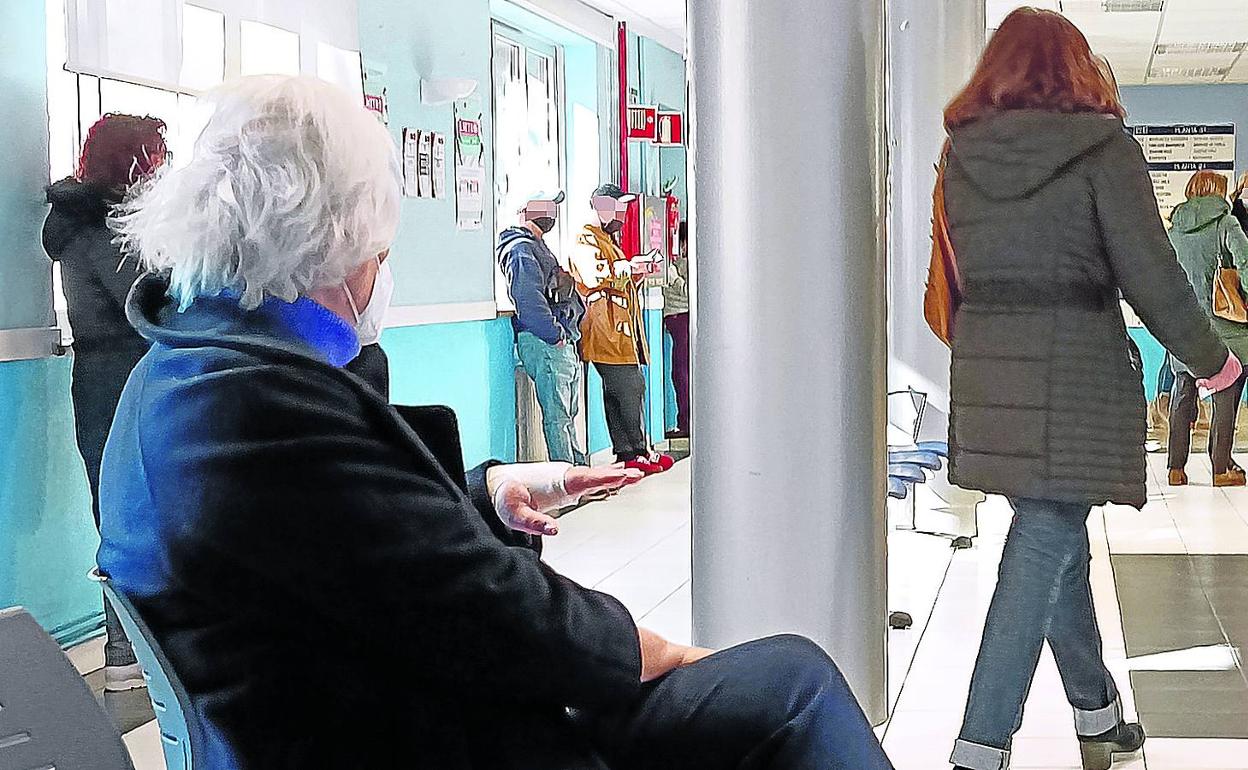 Pacientes aguardan para ser atendidos en el ambulatorio de Las Arenas. 