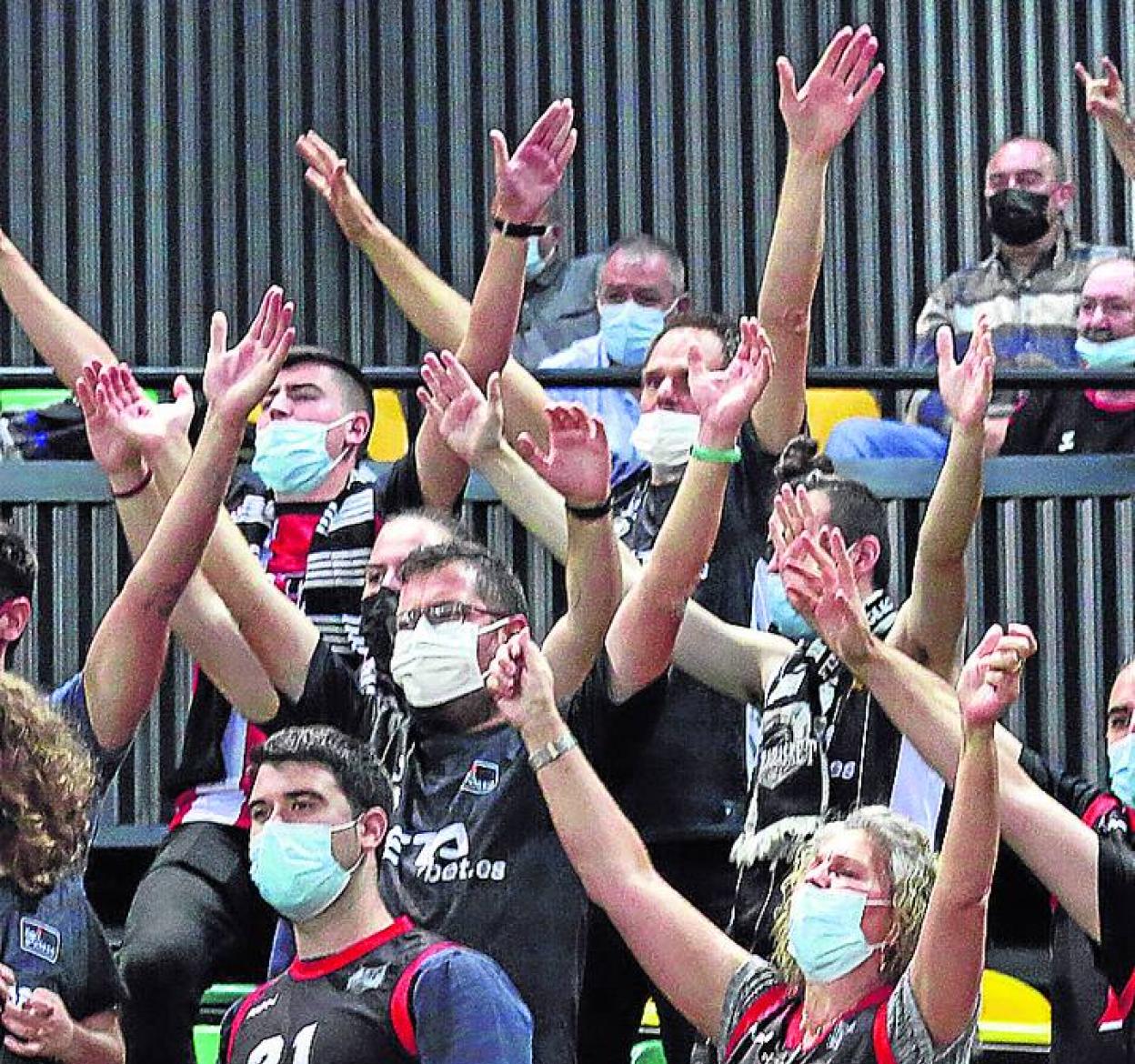 Los ánimos de la marea negra impulsan a sus jugadores. 