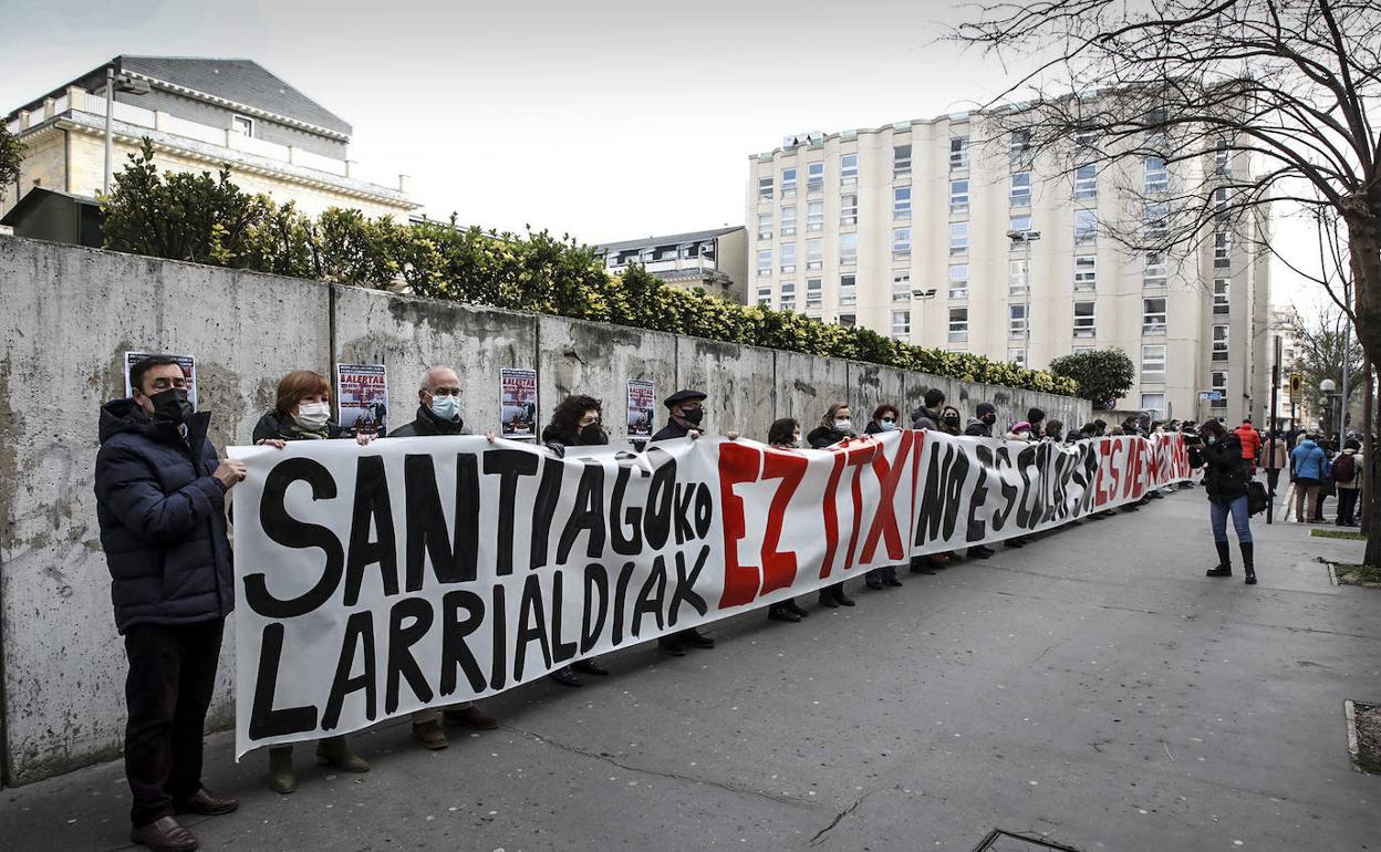 Participantes en la protesta de este sábado frente al acceso principal al hospital Santiago, en Vitoria.