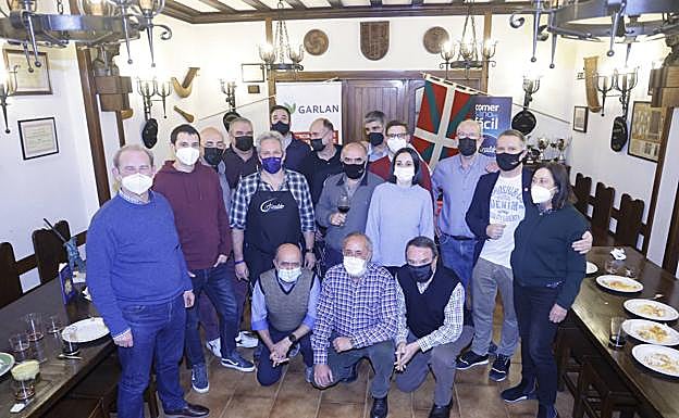 Galería. Los invitados a la cena posan para las cámaras.