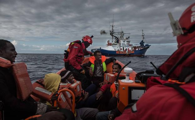 Una acción de rescate del 'Aita Mari' en el Mediterráneo.