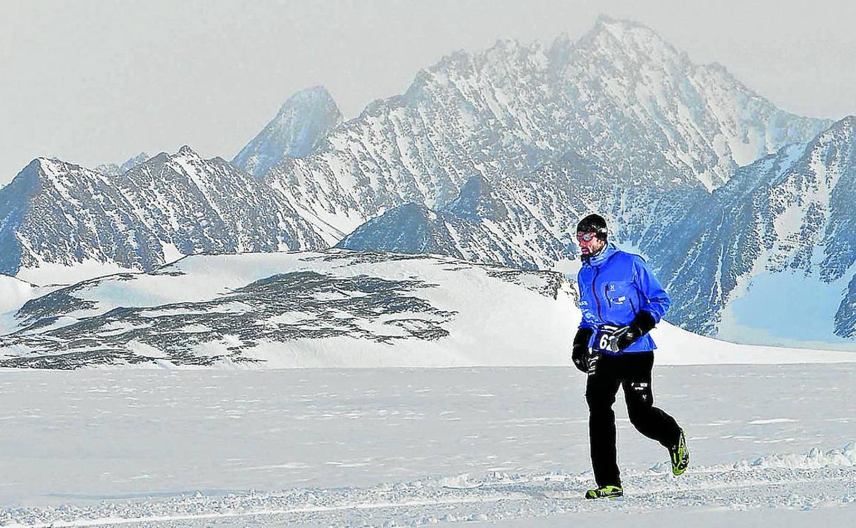 Julen Urdaibai, en un tramo de la ultramaratón Antartic Ice Maraton & 100Km que corrió en 2012. 