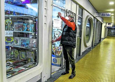 Imagen secundaria 1 - Sin relevo generacional. La galería emplazada en el antiguo Mercado Carlton llegó a contar con una veintena de vendedores, pero actualmente solo quedan tres. 'El último mohicano'. Iñigo Gamir, propietario de la librería Intomar, es el único comerciante que trabaja en la galería de Zabalburu. Asegura que nunca ha tenido ningún problema. .Entre Ercilla y Pozas. Los carteles de 'Se alquila' y 'Se vende' son numerosos en la Galería Isalo. Gran parte de los locales comerciales se encuentran desocupados. 