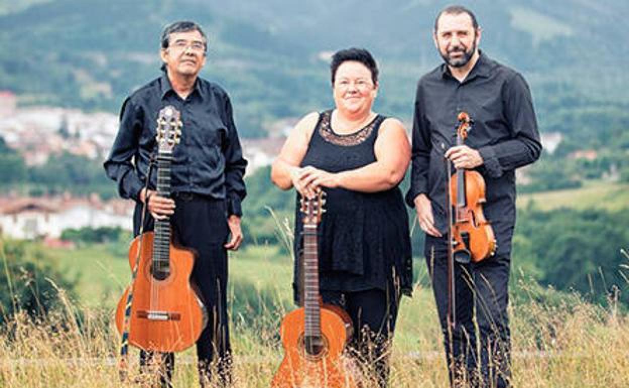 Pantxo, a la izquierda, junto a su inseparable Arantza, y el violinista Nika Bitxhiashvili.