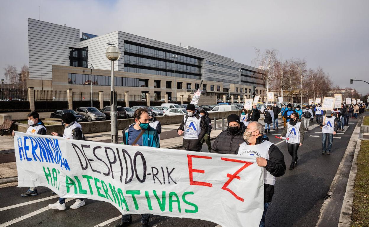 Concentración ante la desde del Gobierno vasco en Lakua contra los despidos.