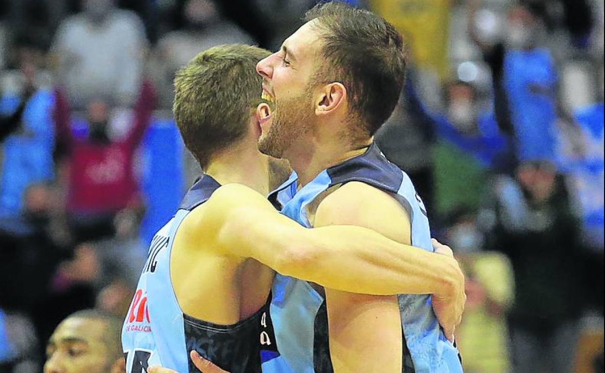 El Río Breogán festeja el triunfo ante el Baskonia. 