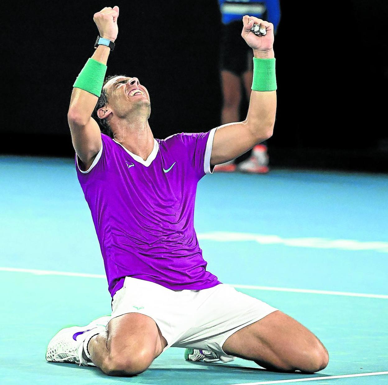 Éxtasis. Rafa Nadal celebra arrodillado sobre la pista del Rod Laver Arena su impresionante victoria ante Medvedev. 
