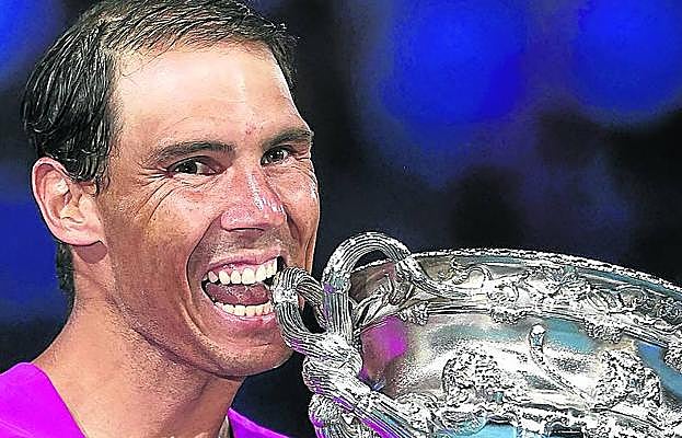 La gloria. El mallorquín, con su trofeo como campeón. 