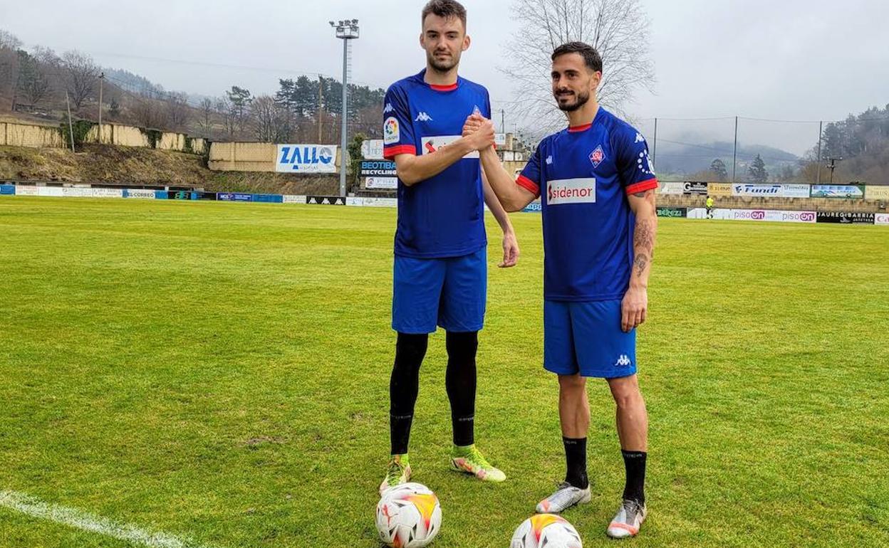 Andoni López y Javi Ros posan en Urritxe. 