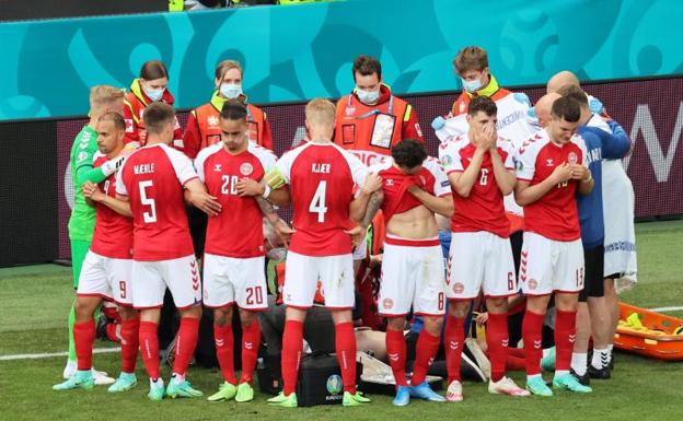 La selección de Dinamarca forma un corrillo junto a Christian Eriksen. 