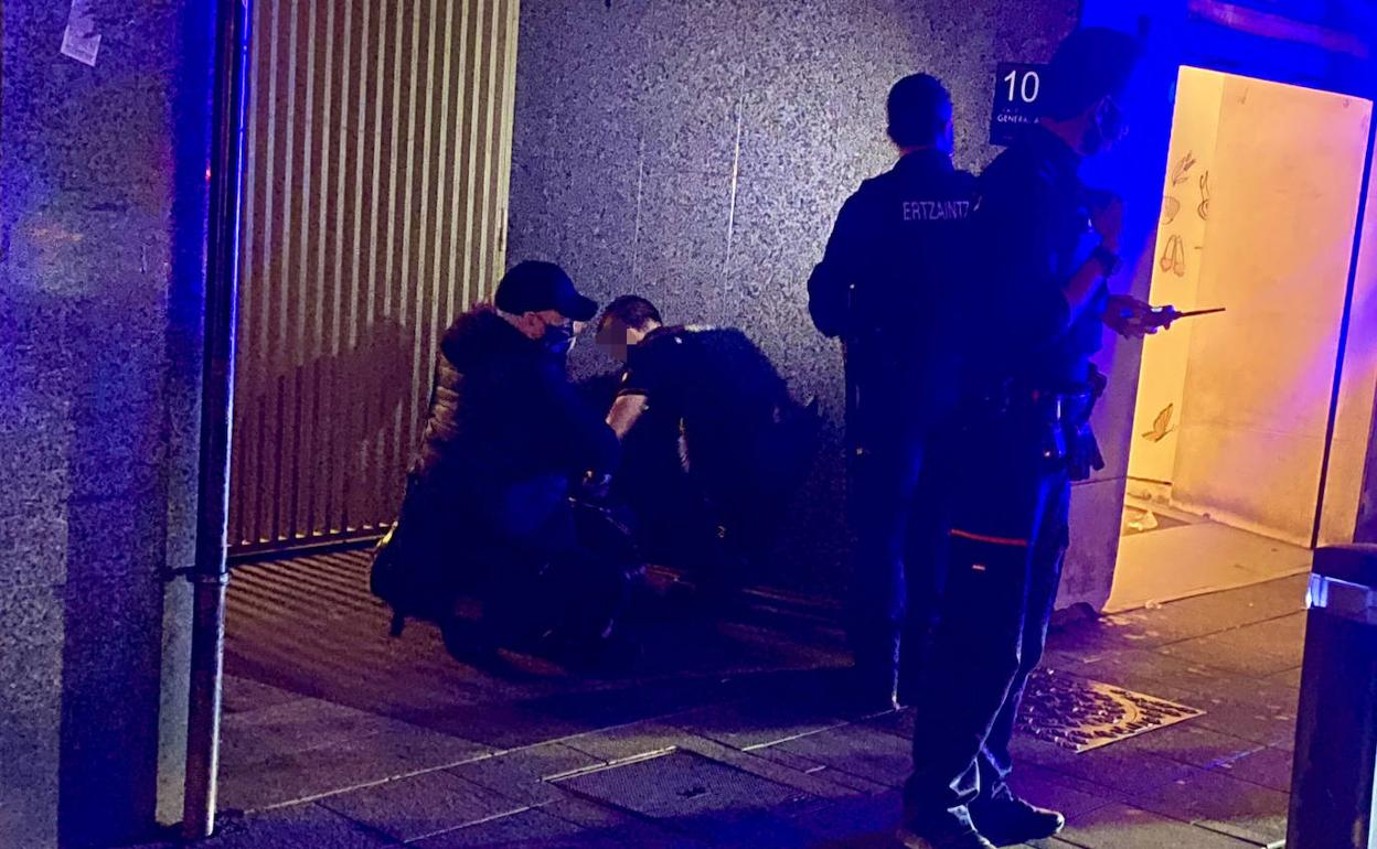 Agentes de la Ertzaintza en una intervención anterior a la pelea de la calle Coronación.
