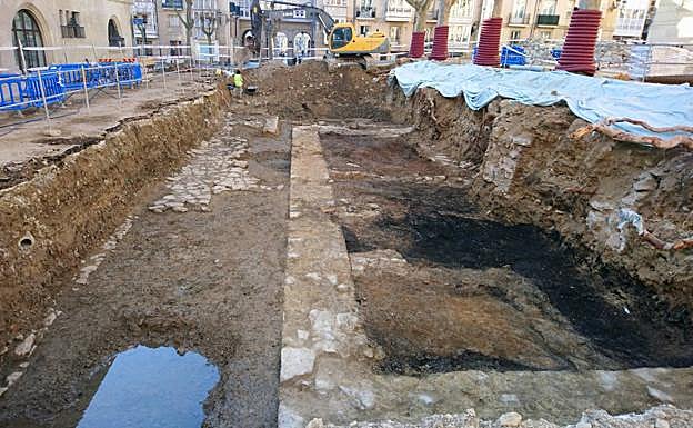 Los restos descubiertos en los que se constatan, en color negro, los vestigios del incendio que arrasó el hospital en 1507. 