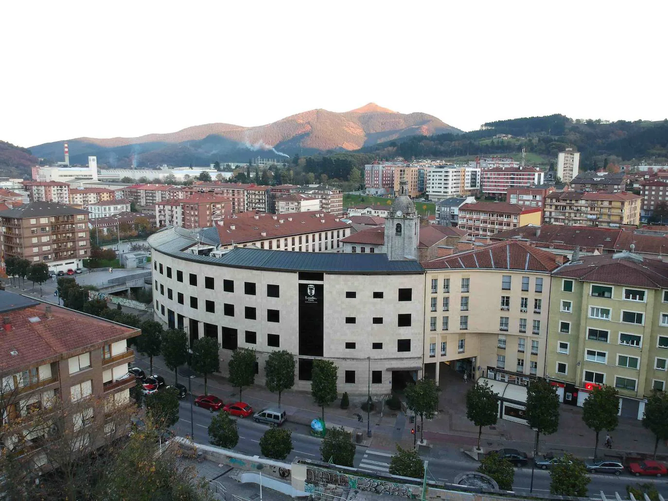 Vista del Ayuntamiento de Llodio y de la Herriko Plaza. 