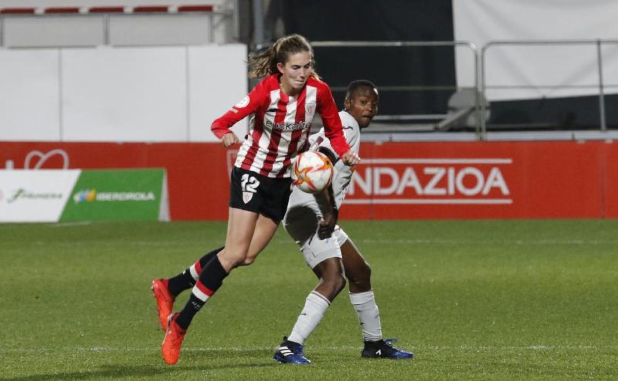 Oguiza pugna por un balón en el partido ante el Eibar. 