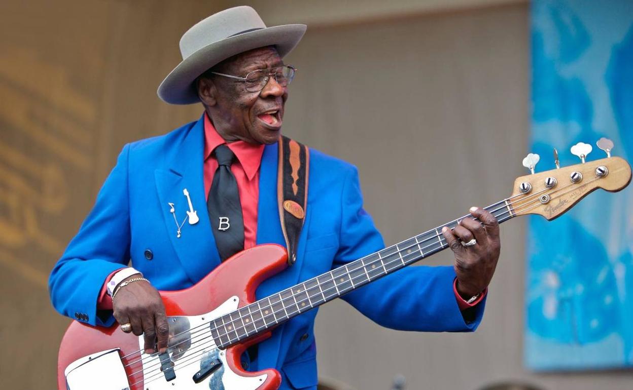 EL bajista Bob Stroger capitanea la Chicago Blues All Stars, una agrupación de estrellas del blues.