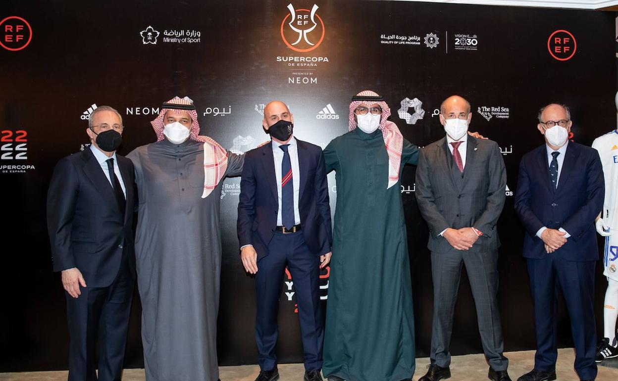 Florentino Pérez; el presidente de la Federación saudí, Al-Misehal; Luis Rubiales; el viceministro de Deportes saudí, Bader Alkadi; Aitor Elizegi y el embajador de España, Jorge Hevia Sierra, en Riad. 