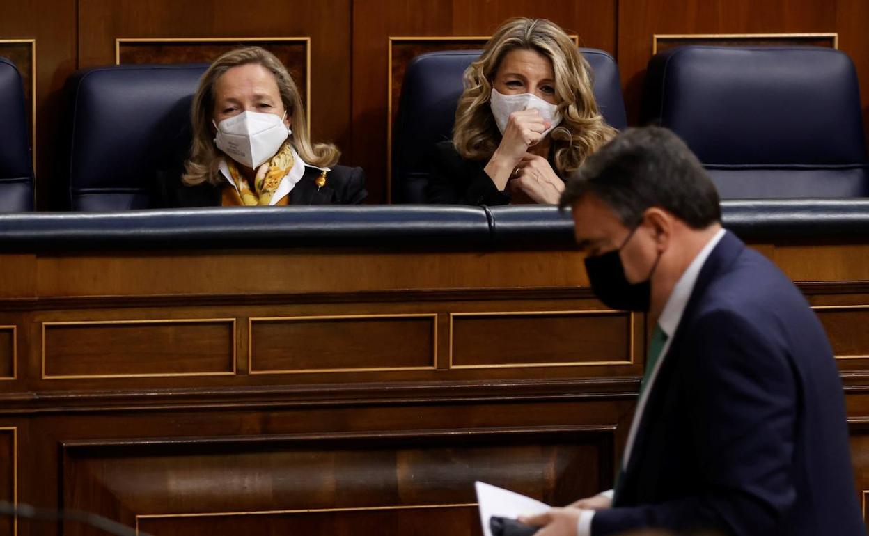Aitor Esteban se dirige a la tribuna en presencia de las vicepresidentas Nadia Calviño y Yolanda Díaz. 