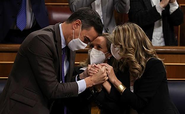 Sánchez, Calviño y Díaz celebrar la aprobación de la reforma tras la aprobación. En el vídeo, momento en el que se produce la confusión tras la votación. 