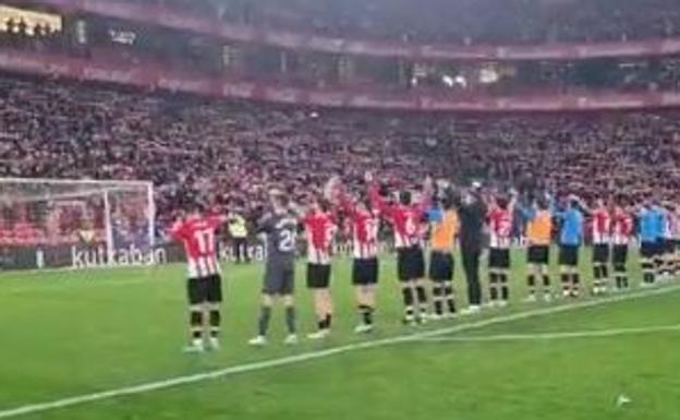 Los jugadores del Athletic celebran con la grada el pase a semifinales