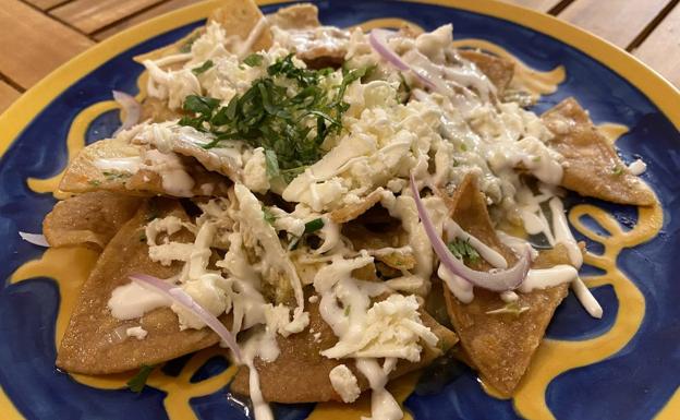 Chilaquiles con salsa de miltomate.