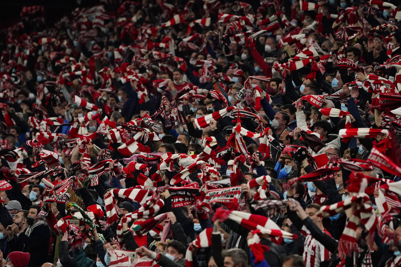 Fotos: San Mamés llevó en bolandas al Athletic