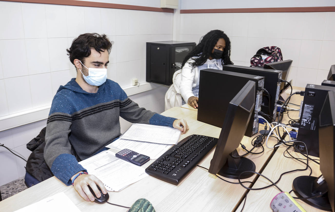 Fotos: Nadia Calviño visita las instalaciones de Egibide en Vitoria