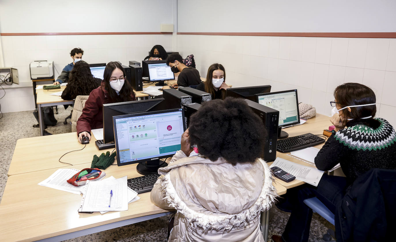 Fotos: Nadia Calviño visita las instalaciones de Egibide en Vitoria