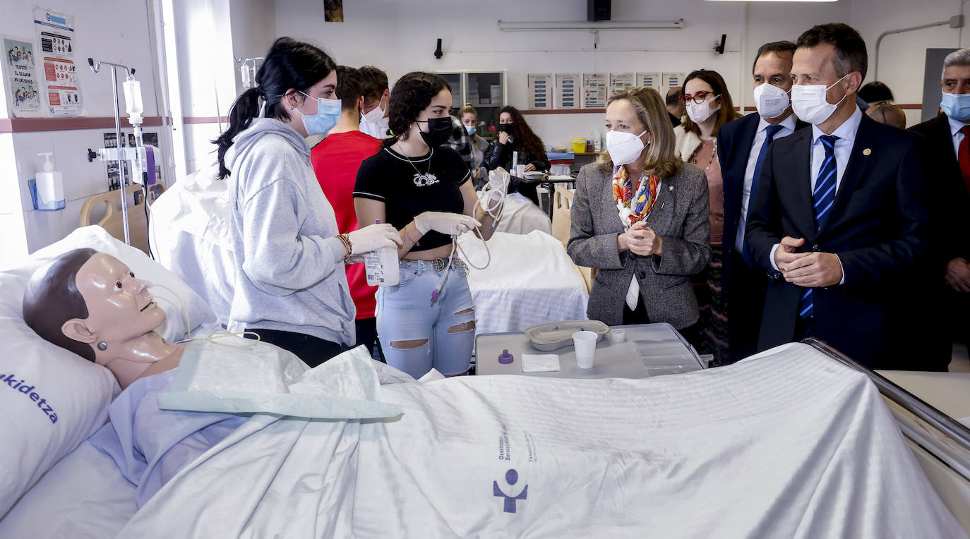 Fotos: Nadia Calviño visita las instalaciones de Egibide en Vitoria