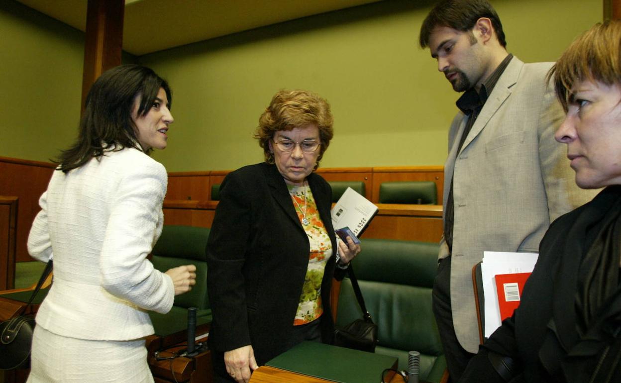Pleno de aprobacion de los presupuestos del Gobierno Vasco en diciembre de 2004. En la imagen Izaskun Bilbao , Irene Novales y Martin Aranburu mirando el escaño de irene Novales